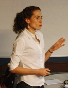 A PhD em neurociência do Wellcome Trust Sanger Institute Gabriela Gurria, durante palestra no IEA Polo São Carlos