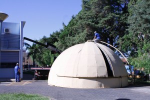 Guindaste remove a antiga cúpula do Observatório, construída em aço e zinco; nova será de fibra de vidro